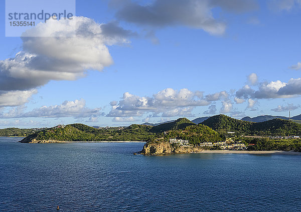 Buchten entlang der Küstenlinie der Insel Antigua; Antigua und Barbuda