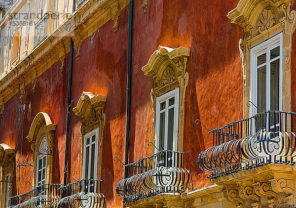 Fassade eines Wohnhauses mit verschnörkelten Balkonen und Kragsteinen; Syrakus  Sizilien  Ortigia  Italien