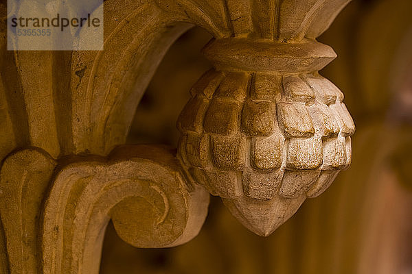 Verschnörkelte Schnitzereien in einem Tempel im Jaisalmer Fort; Jaisalmer  Rajasthan  Indien