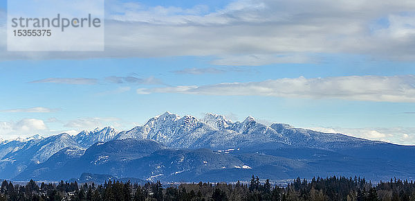 Blick auf das Küstengebirge von British Columbia von Surrey aus; British Columbia  Kanada