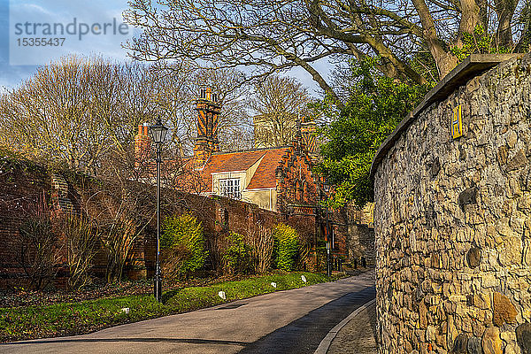 Steinmauern und Häuser entlang eines Weges; Whitburn Village  Tyne and Wear  England