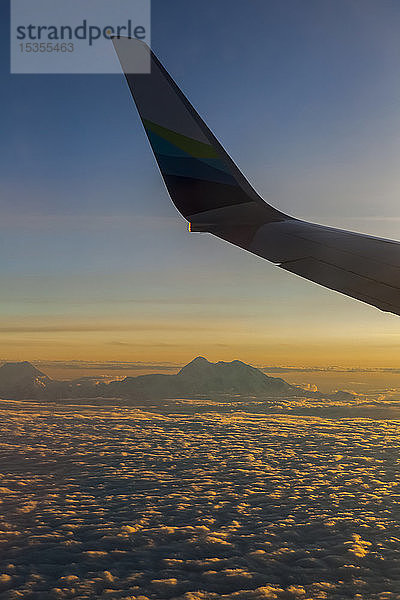 Blick auf Denali und Alaska Range von Norden bei Sonnenuntergang aus einem Flugzeug der Alaska Airlines; Alaska  Vereinigte Staaten von Amerika