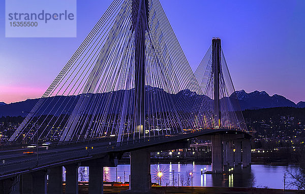 Port-Mann-Brücke in der Abenddämmerung  von Surrey aus gesehen in Richtung Coquitlam; Surrey  British Columbia  Kanada