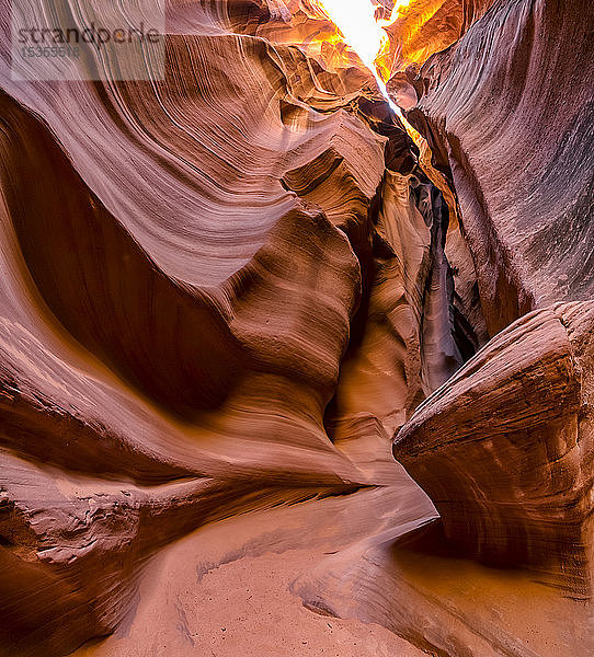 Slot Canyon bekannt als Canyon X  in der Nähe von Page; Arizona  Vereinigte Staaten von Amerika