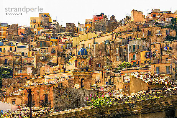 Häuser auf einem Hügel in der historischen Ragusa ibla; Ragusa  Sizilien  Italien