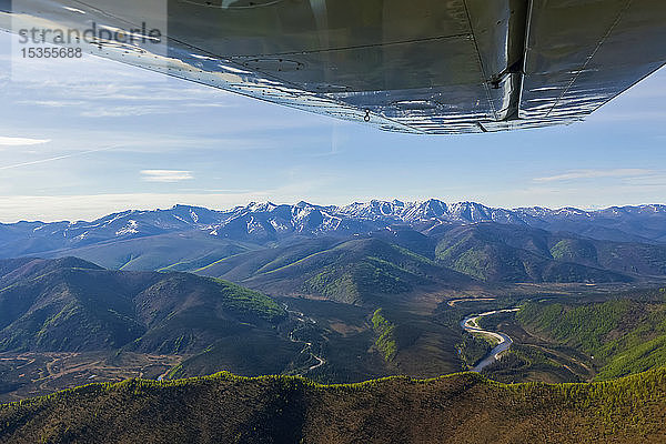 Fliegen in einem kleinen Starrflügelflugzeug im Yukonâ€ Charley Rivers National Preserve  Alaska  Vereinigte Staaten von Amerika