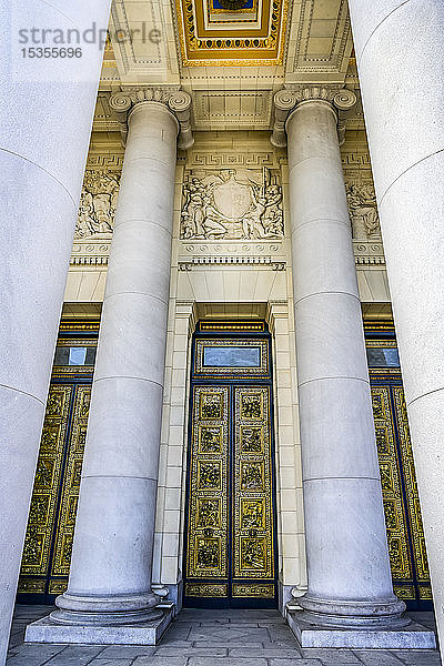 Verziertes Portal  Fassade und Säulen an einem Gebäude; Havanna  Kuba