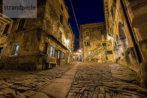 Das malerische mittelalterliche Künstlerstädtchen Groznjan bei Nacht; Groznjan  Istrien  Kroatien