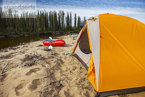 Zelt und Packraft am Sandstrand des Charley River an einem sonnigen Tag  Yukonâ€ Charley Rivers National Preserve; Alaska  Vereinigte Staaten von Amerika