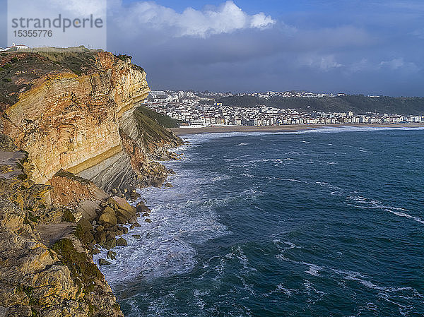 Zerklüftete Klippen und Strand entlang der Küstenlinie von Nazare  Portugal  dem Badeort; Nazare  Portugal