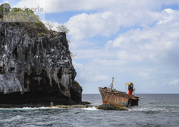 Schiffswrack vor der Insel St. Vincent in der Karibik; St. Vincent und die Grenadinen
