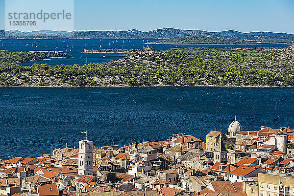 Blick auf den Hafen von Sibenik und das Flussdelta der Krka von der Festung Barone aus; Sibenik  Kroatien