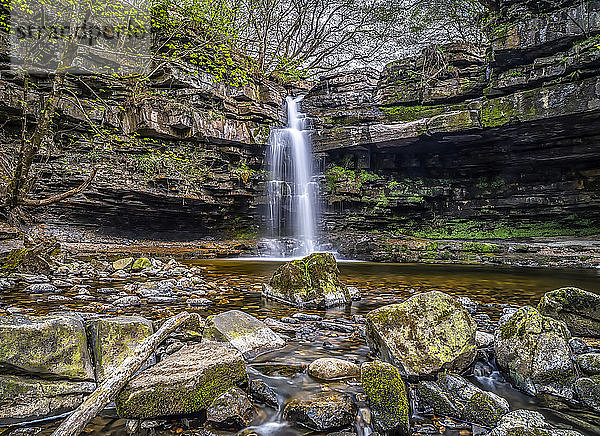 Summerhill Force ist ein malerischer Wasserfall in einer bewaldeten Lichtung in Upper Teesdale. Die stark unterhöhlte Vertiefung hinter dem Wasserfall ist als Gibson's Cave bekannt; Newbiggin  County Durham  England