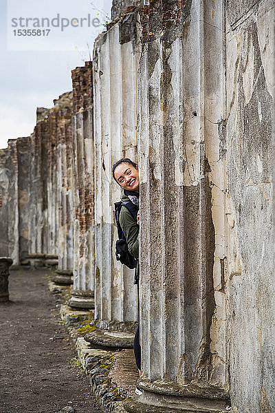Eine junge Touristin posiert vor Ruinen; Pompei  Italien