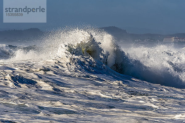 Eine Welle bricht an der Seaside Cove; Seaside  Oregon  Vereinigte Staaten von Amerika
