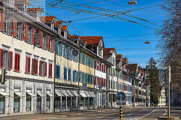 Häuser in einer Reihe entlang einer Straße mit bunten Fensterläden; St. Gallen  St. Gallen  Schweiz