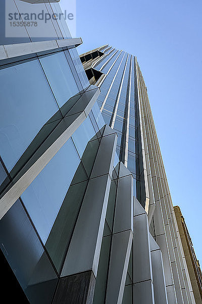 Wolkenkratzer mit Glasfassade  in der sich der blaue Himmel spiegelt; Vancouver  British Columbia  Kanada