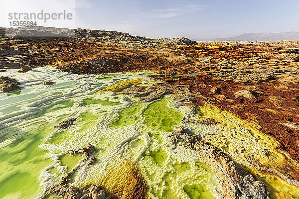 Saure Tümpel  mineralische Formationen  Salzablagerungen im Krater des Dallol-Vulkans  Danakil-Senke; Afar-Region  Äthiopien