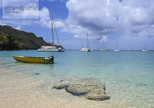 Boot und Katamaran vor dem Princess Margaret Beach  Bequia  nahe St. Vincent; St. Vincent und die Grenadinen