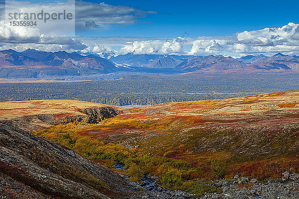 Blick vom Kesugi Ridge Trail auf die teilweise bewölkte Alaska Range  Denali State Park; Alaska  Vereinigte Staaten von Amerika