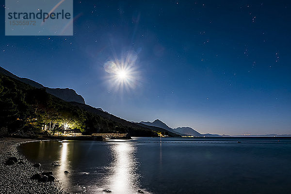 Makarska Riviera bei Nacht mit hellem Mondlicht  das das ruhige Wasser entlang der Küste beleuchtet; Dalmatien  Kroatien