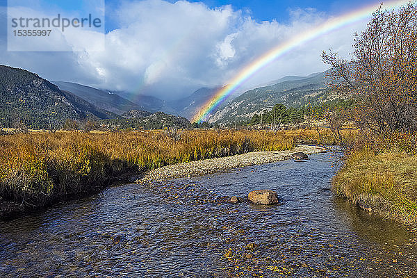 Doppelter Regenbogen über einem Fluss und Bergen; Denver  Colorado  Vereinigte Staaten von Amerika