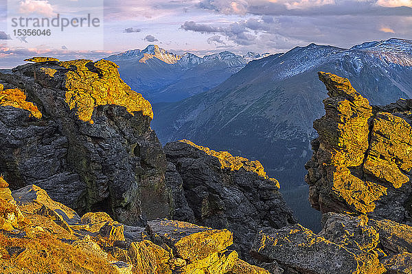 Schroffe Felsen in einer Bergkette bei Sonnenuntergang; Colorado  Vereinigte Staaten von Amerika