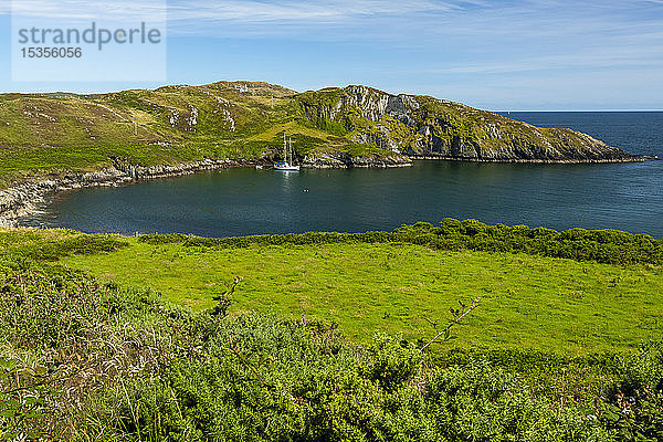 Segelboot in einer ruhigen Bucht an der Küste Irlands; Irland