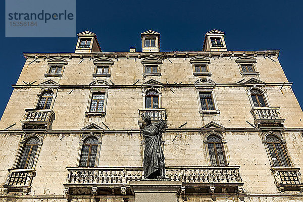 Statue von Marko Marulic  Vater der kroatischen Literatur  von Ivan Mestrovic vor dem Milesi-Palast auf dem Fruchtplatz; Split  Kroatien