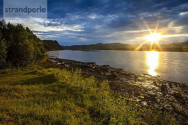 Sonnenuntergang auf dem Yukon River im Sommer; Alaska  Vereinigte Staaten von Amerika
