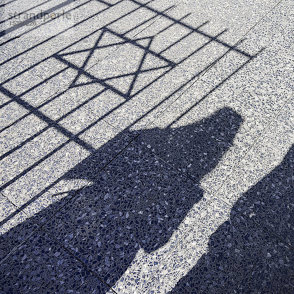 Schatten des Davidsterns auf dem Boden  Sephardisches Hebräisches Zentrum  Vedado; Havanna  Kuba