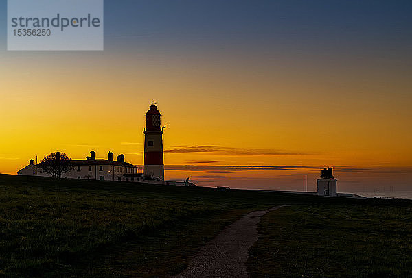 Souter Lighthouse bei Sonnenuntergang mit leuchtendem Orange und Gold; South Shields  Tyne and Wear  England