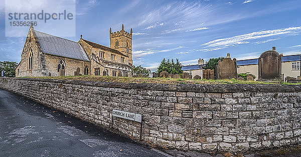 St. Wilfrid's Church in dem Dorf Monk Fryston  North Yorkshire. Die Kirche stammt größtenteils aus dem dreizehnten Jahrhundert  obwohl der untere Teil des Kirchturms angelsächsischen Ursprungs ist; Monk Fryston  North Yorkshire  England