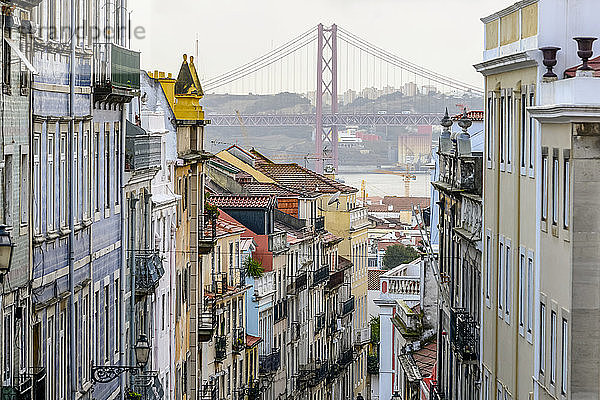 Bunte Gebäude im Stadtbild von Lissabon  mit einer Brücke über den Tejo; Lissabon  Region Lisboa  Portugal