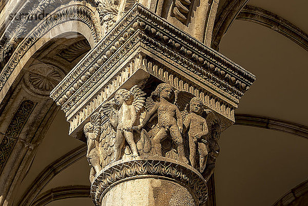 Detail der Säulen an der Fassade des Rektorenpalastes; Dubrovnik  Gespanschaft Dubrovnik-Neretva  Kroatien