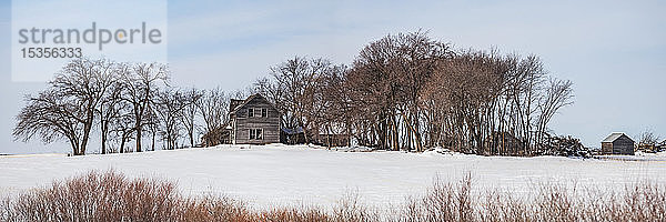 Verfallenes Farmhaus im Winter  in der Nähe von Winnipeg; Manitoba  Kanada