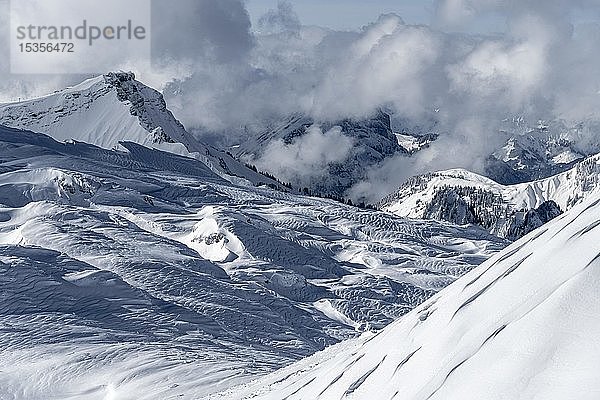Winterliche Berglandschaft mit bewölktem Himmel  Rietzlern  Kleinwalsertal  Vorarlberg  Österreich  Europa