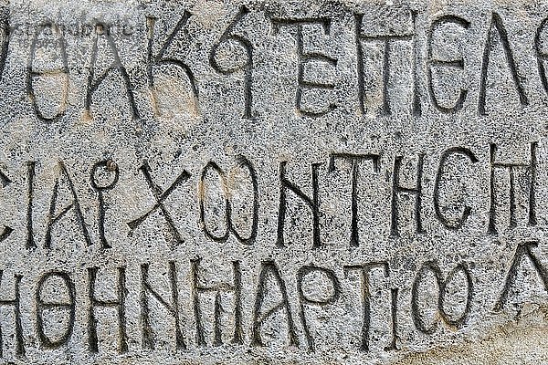 Griechische Inschrift an einer Wand  Kloster Shën Mërisë  St. Marien  St. Maria  Apollonia  Qark Fier  Albanien  Europa
