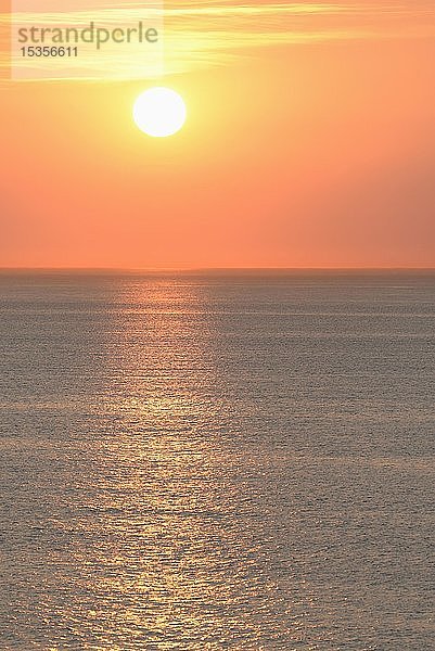 Sonnenuntergang über ruhiger See  Wangerooge  Ostfriesische Inseln  Nordsee  Niedersachsen  Deutschland  Europa