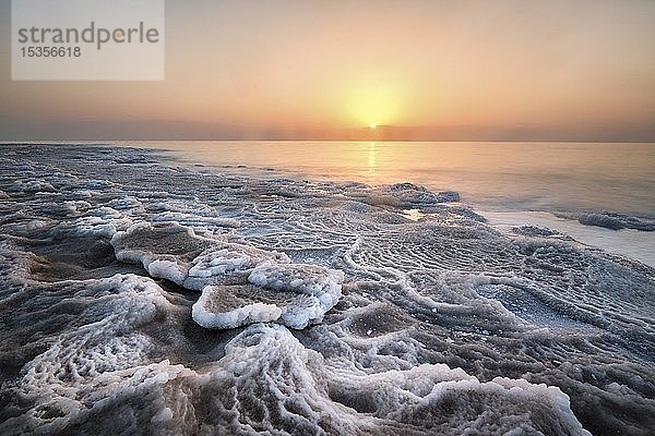 Ufer mit abgelagerter Salzkruste  Sonnenuntergang am Toten Meer  Westjordanland  Israel  Asien