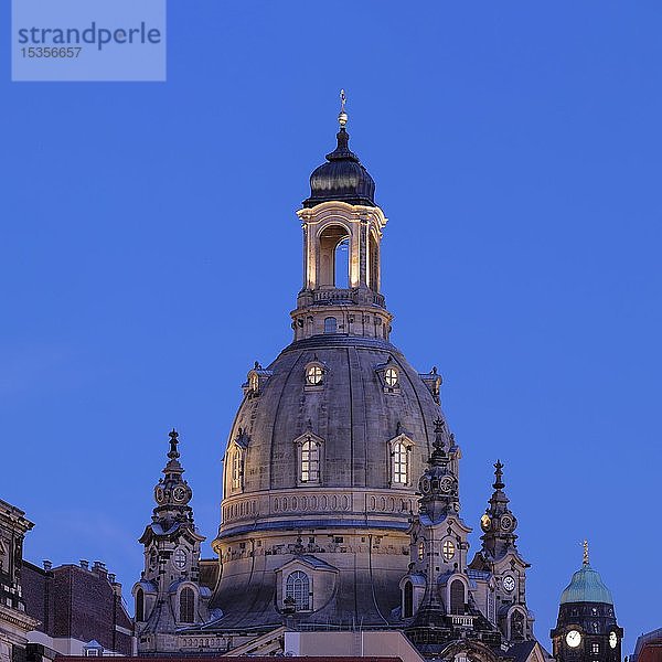 Turm der Frauenkirche  Abenddämmerung  Dresden  Sachsen  Deutschland  Europa