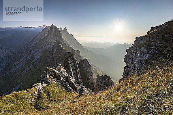 Gebirgskamm im Alpsteingebirge in stimmungsvollem Licht  hinter dem Säntis  Alpstein  Kanton Appenzell  Schweiz  Europa