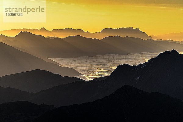 Sonnenaufgang über Alpenkette  Blick vom Brandberger Kolm 2700m  Nebel über Pinzgau  Tirol  Österreich  Europa