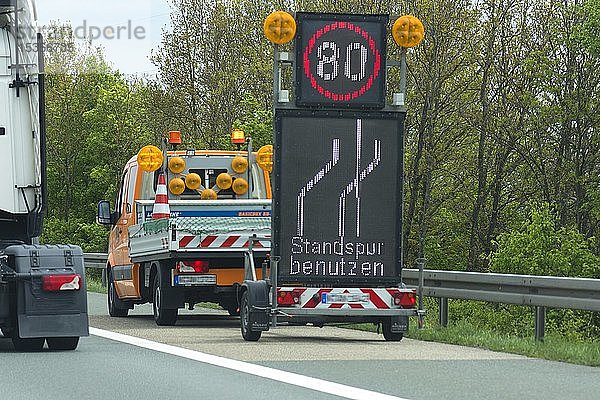 Warnungen mit einem Fahrzeug der Autobahnmeisterei auf der Landstraße  Deutschland  Europa