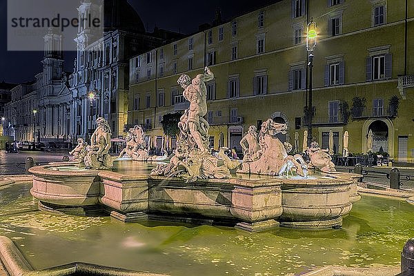 Moorbrunnen bei Nacht  Piazza Navona  Rom  Latium  Italien  Europa