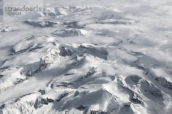 Blick aus dem Flugzeug auf schneebedeckte Berglandschaft  Vogelperspektive  Grönland  Nordamerika