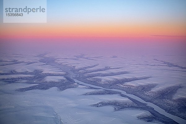 Luftaufnahme  Sonnenaufgang über dem Mittelsibirischen Hochland zwischen Norilsk und Baykitskiy Rayon  Region Krasnojarsk  Russland  Europa