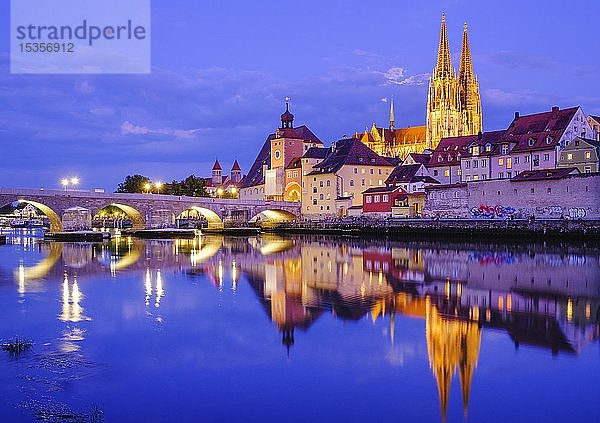 Steinerne Brücke über die Donau und Altstadt mit Dom in der Abenddämmerung  Wasserspiegelung  Regensburg  Oberpfalz  Bayern  Deutschland  Europa