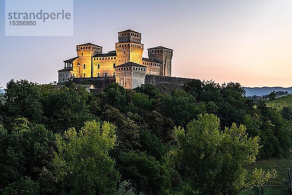 Abenddämmerung am Castello di Torrechiara  Langhirano  Provinz Parma  Emilia-Romagna  Italien  Europa