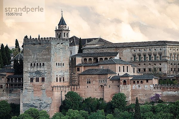 Maurerische Stadtburg Alhambra  Nasridenpaläste  Palast Karl der Fünfte  Granada  Andalusien  Spanien  Europa